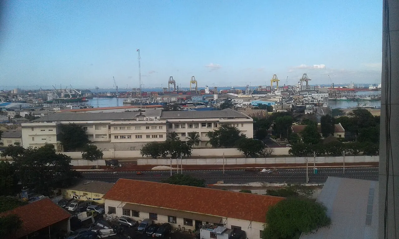Voies ferrées, bâtiments et installations portuaires à Dakar