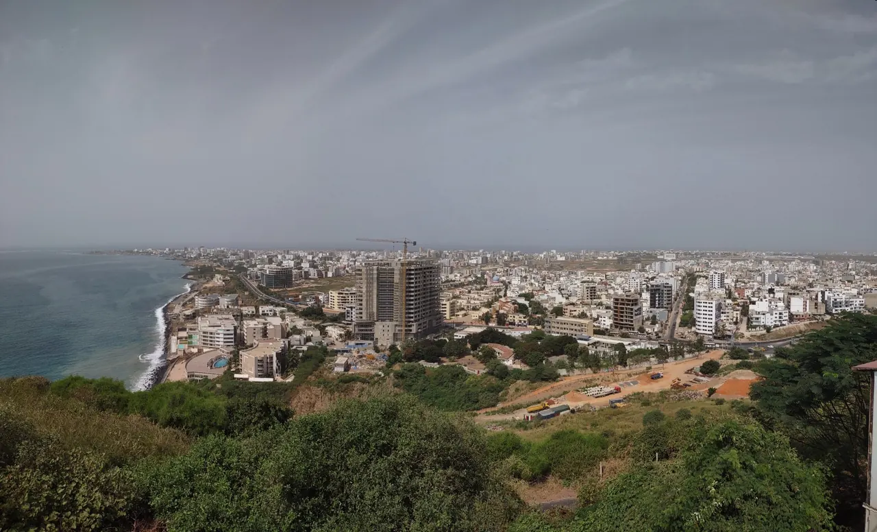 Le littoral et le tissu urbain de Dakar vus depuis les Mamelles